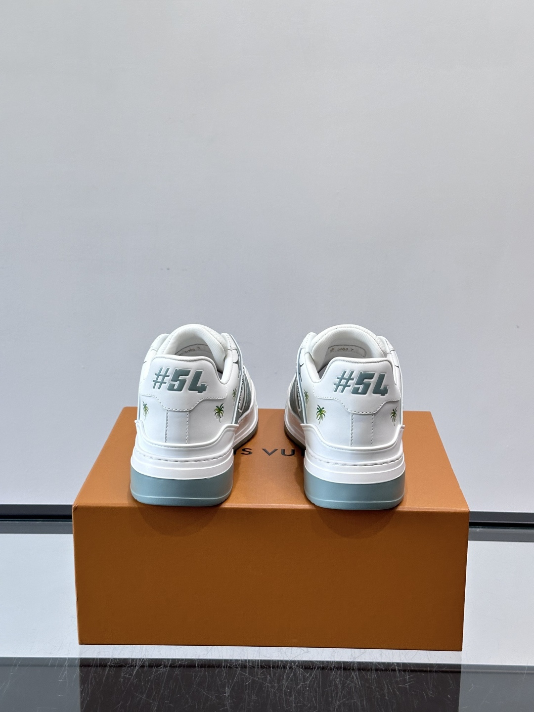 L v奢品🆕男士厚底休闲运动鞋，选用进口小牛皮打造，加衬鞋领和鲜明缝线丰富整体结构。L*V字母与路易标识