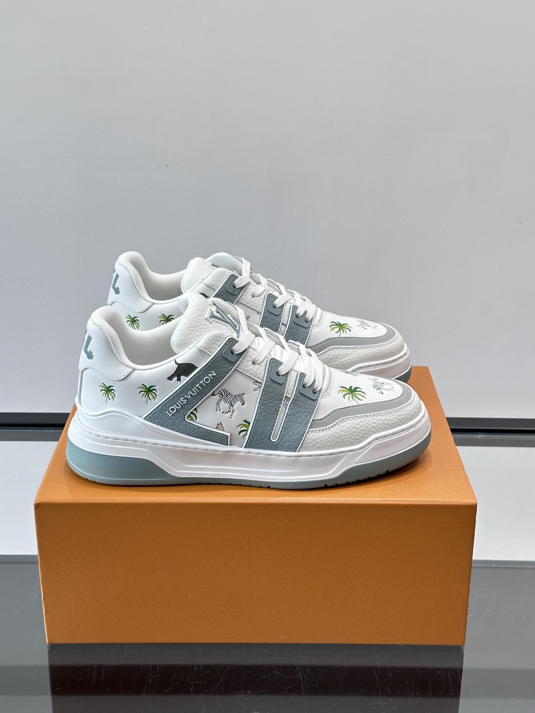 L v奢品🆕男士厚底休闲运动鞋，选用进口小牛皮打造，加衬鞋领和鲜明缝线丰富整体结构。L*V字母与路易标识