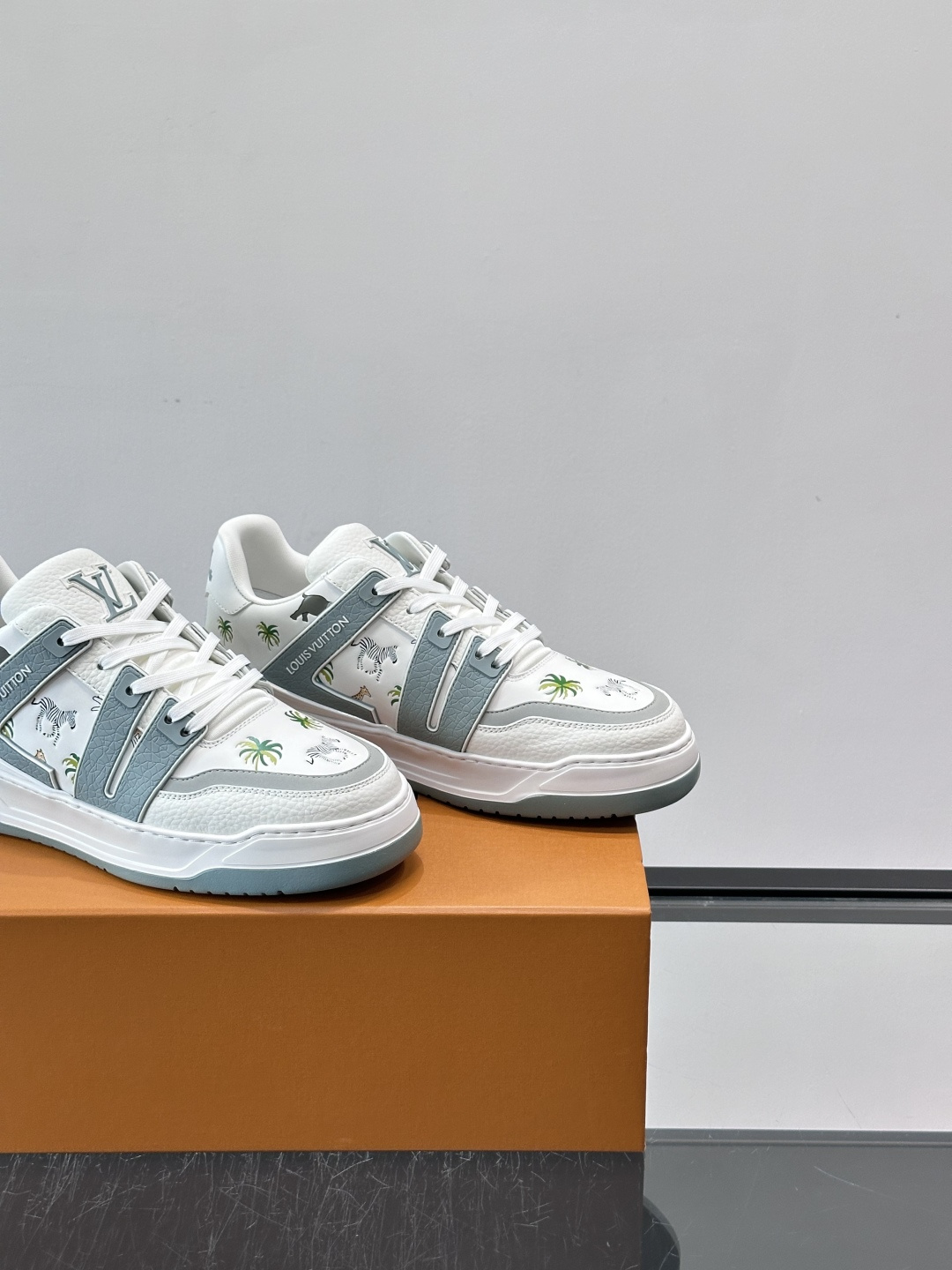 L v奢品🆕男士厚底休闲运动鞋，选用进口小牛皮打造，加衬鞋领和鲜明缝线丰富整体结构。L*V字母与路易标识