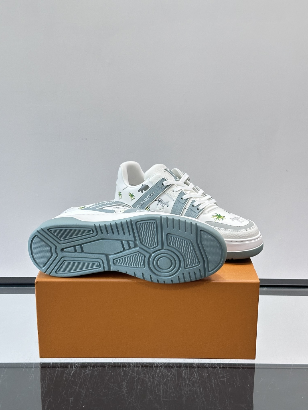 L v奢品🆕男士厚底休闲运动鞋，选用进口小牛皮打造，加衬鞋领和鲜明缝线丰富整体结构。L*V字母与路易标识