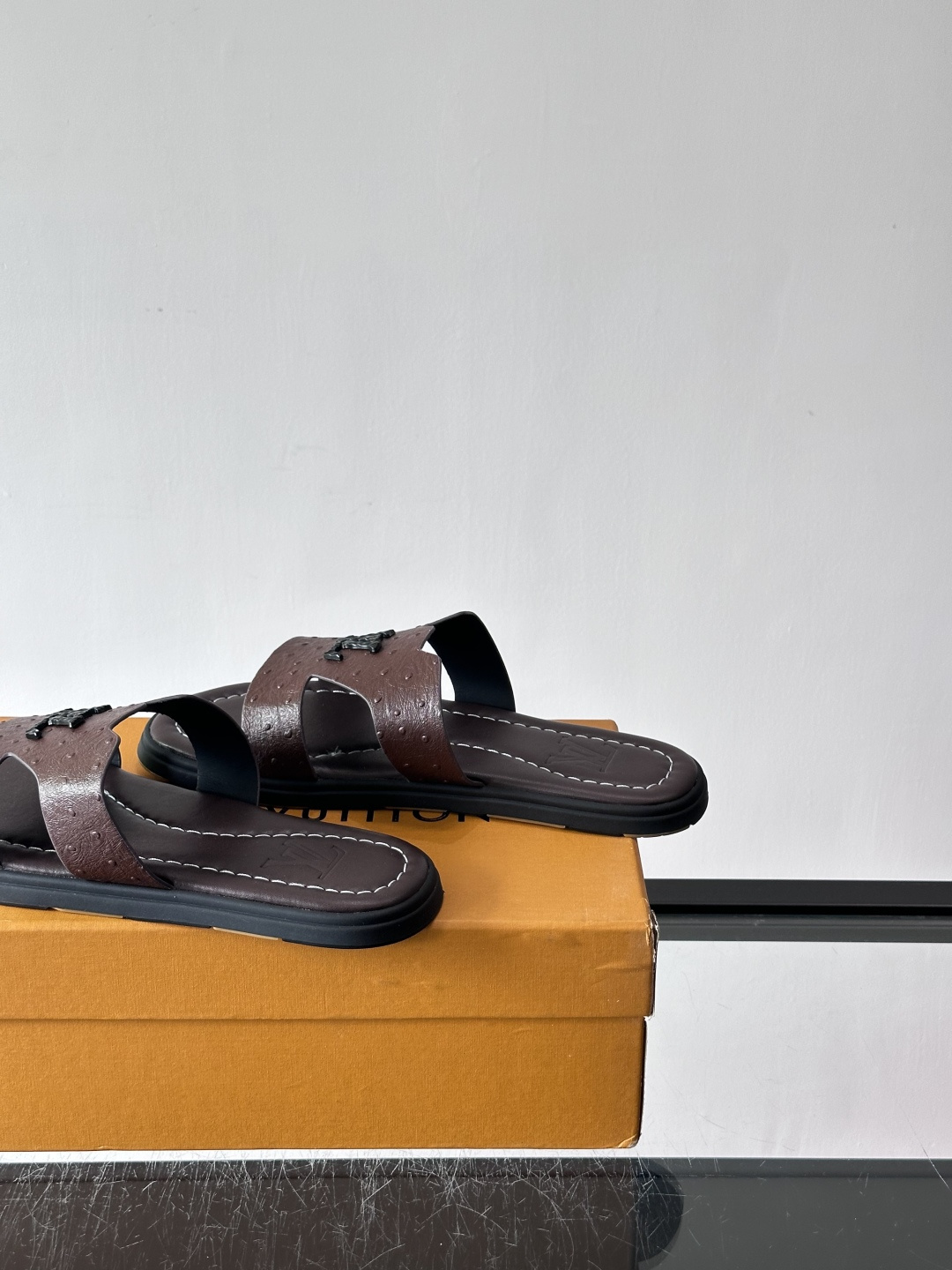 ​​✨LV Isola系列凉拖鞋，采用Monogram压花皮革，搭配橡胶鞋底，简约又有辨识度。鞋面“LV