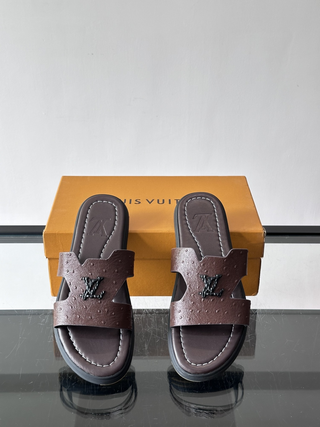 ​​✨LV Isola系列凉拖鞋，采用Monogram压花皮革，搭配橡胶鞋底，简约又有辨识度。鞋面“LV