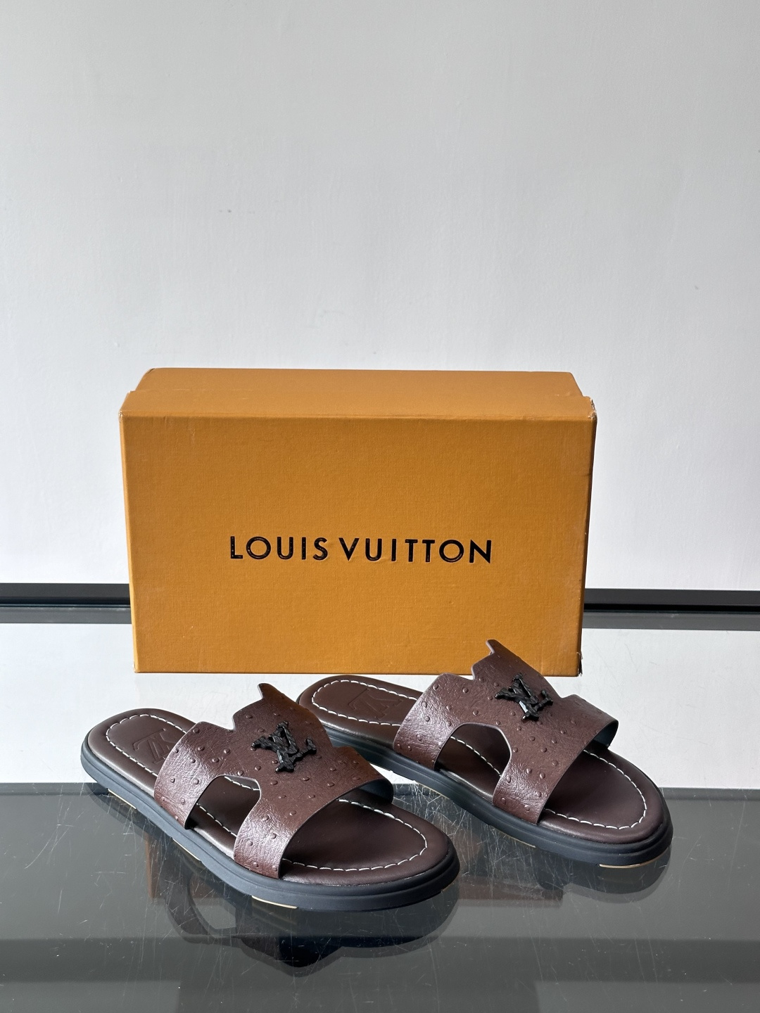 ​​✨LV Isola系列凉拖鞋，采用Monogram压花皮革，搭配橡胶鞋底，简约又有辨识度。鞋面“LV