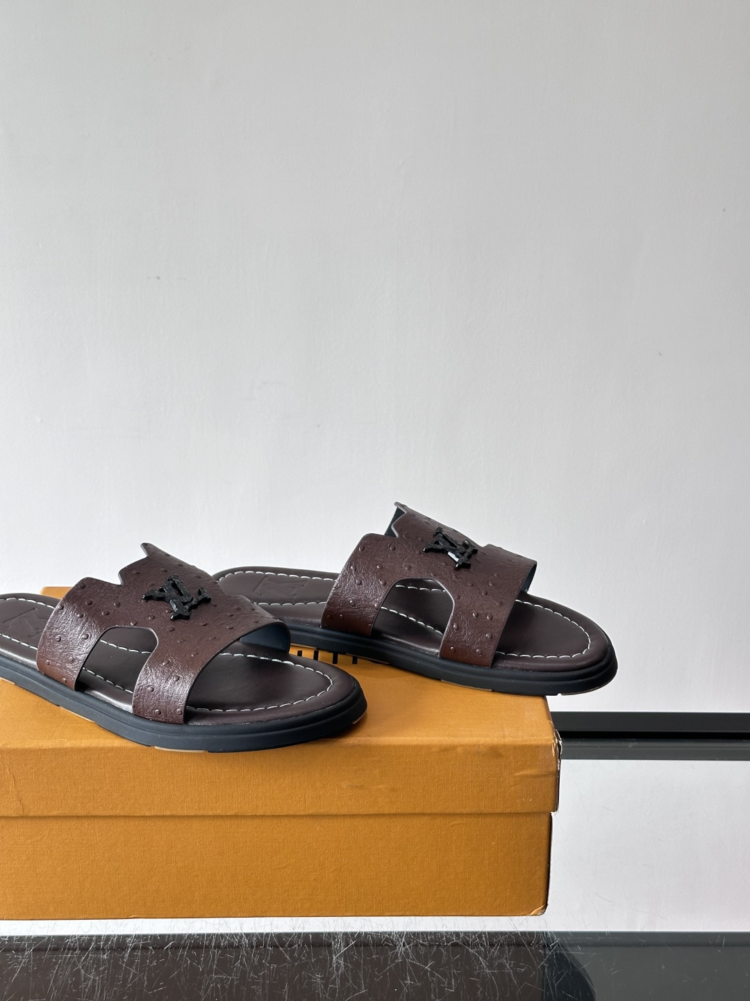 ​​✨LV Isola系列凉拖鞋，采用Monogram压花皮革，搭配橡胶鞋底，简约又有辨识度。鞋面“LV