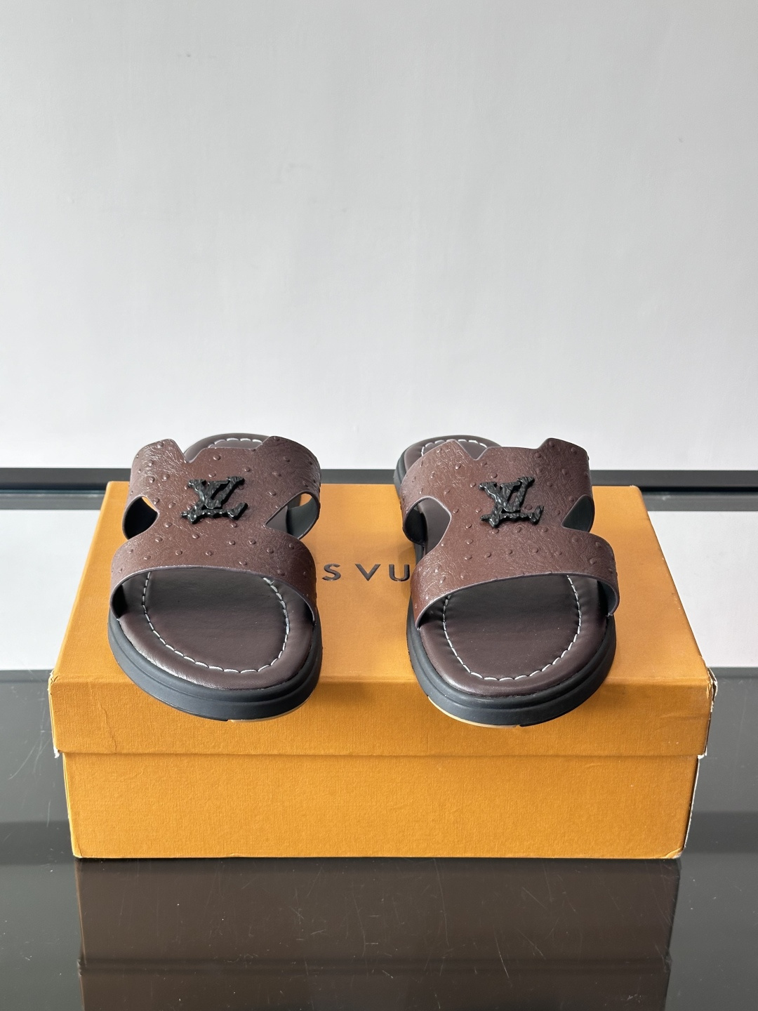 ​​✨LV Isola系列凉拖鞋，采用Monogram压花皮革，搭配橡胶鞋底，简约又有辨识度。鞋面“LV