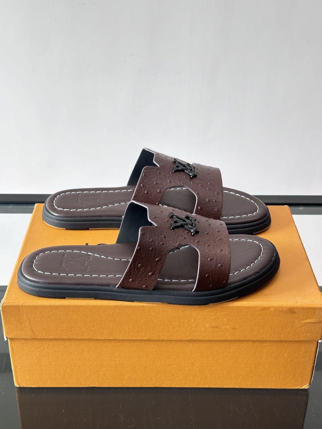 ​​✨LV Isola系列凉拖鞋，采用Monogram压花皮革，搭配橡胶鞋底，简约又有辨识度。鞋面“LV