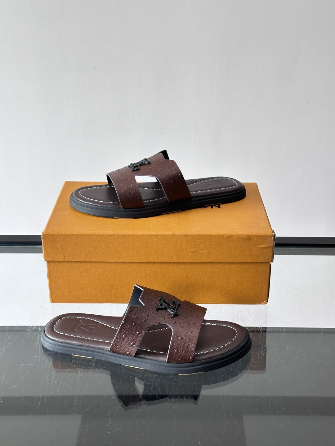 ​​✨LV Isola系列凉拖鞋，采用Monogram压花皮革，搭配橡胶鞋底，简约又有辨识度。鞋面“LV