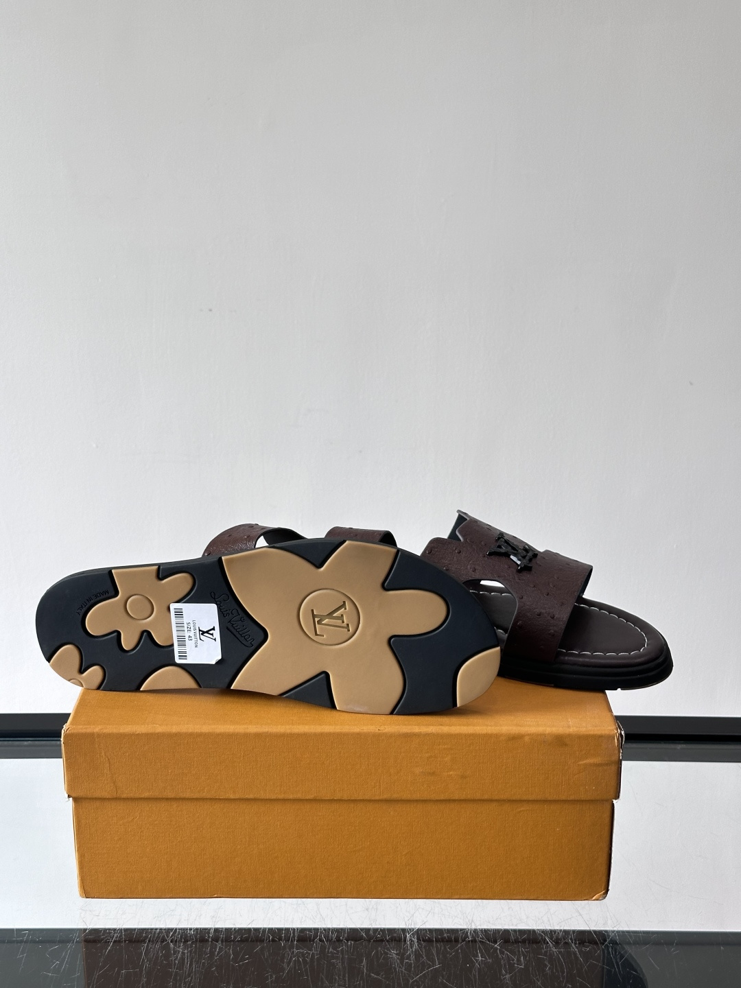 ​​✨LV Isola系列凉拖鞋，采用Monogram压花皮革，搭配橡胶鞋底，简约又有辨识度。鞋面“LV