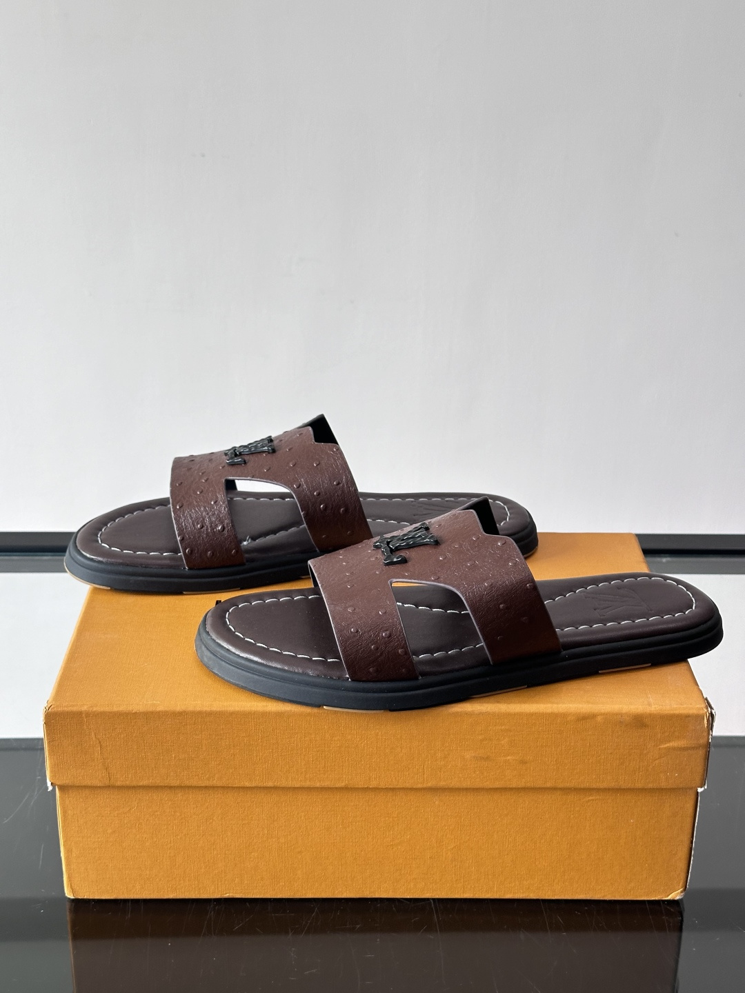 ​​✨LV Isola系列凉拖鞋，采用Monogram压花皮革，搭配橡胶鞋底，简约又有辨识度。鞋面“LV