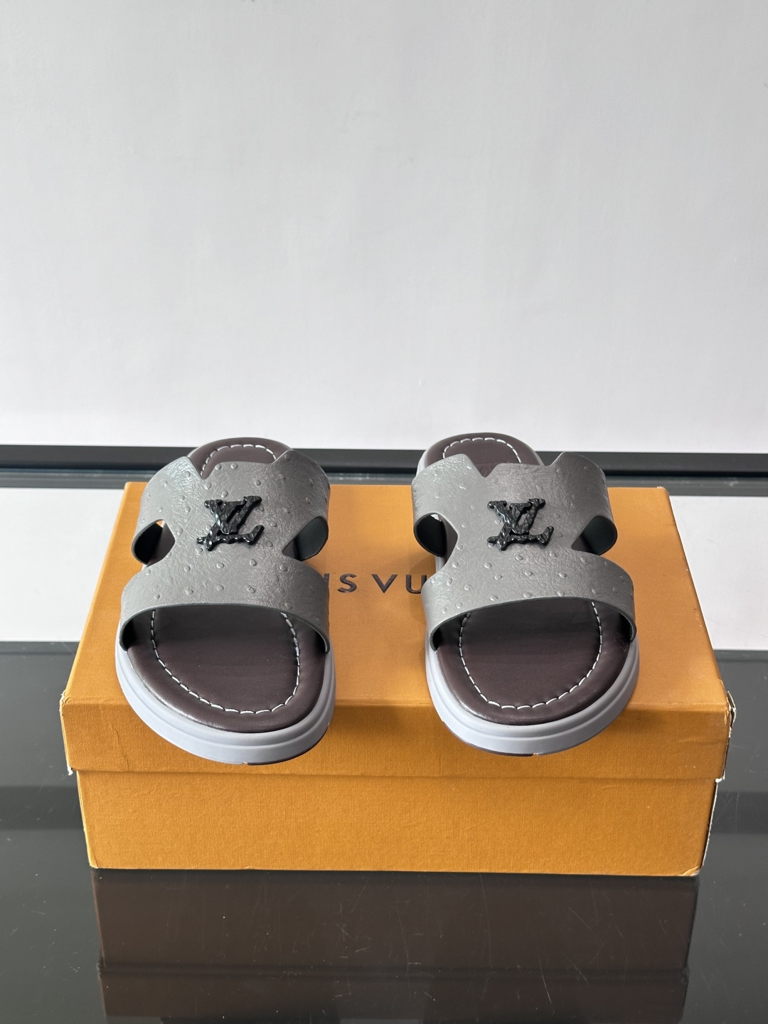 ​​✨LV Isola系列凉拖鞋，采用Monogram压花皮革，搭配橡胶鞋底，简约又有辨识度。鞋面“LV