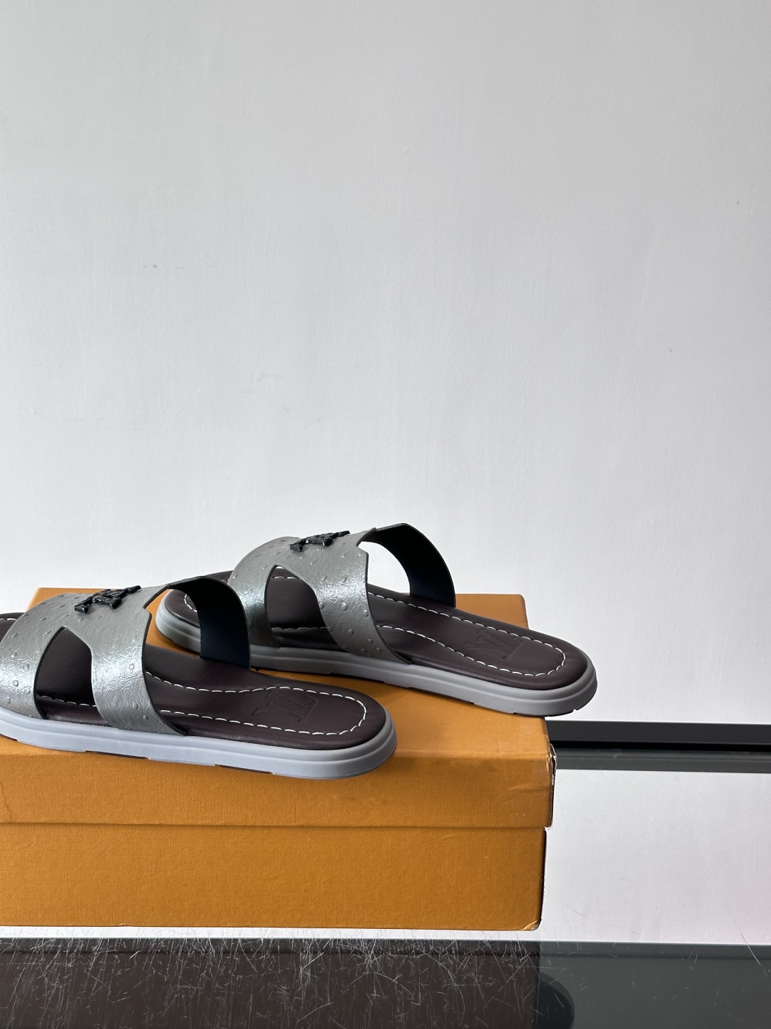 ​​✨LV Isola系列凉拖鞋，采用Monogram压花皮革，搭配橡胶鞋底，简约又有辨识度。鞋面“LV