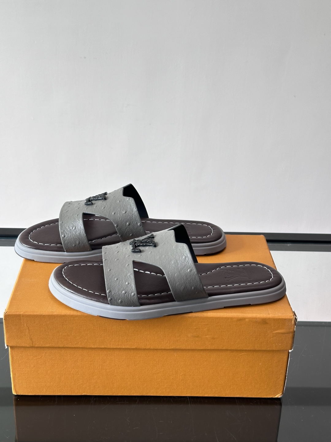 ​​✨LV Isola系列凉拖鞋，采用Monogram压花皮革，搭配橡胶鞋底，简约又有辨识度。鞋面“LV