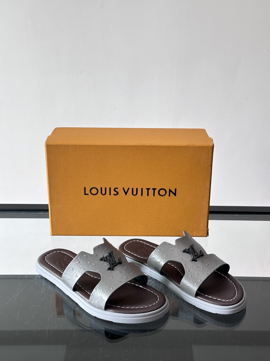 ​​✨LV Isola系列凉拖鞋，采用Monogram压花皮革，搭配橡胶鞋底，简约又有辨识度。鞋面“LV
