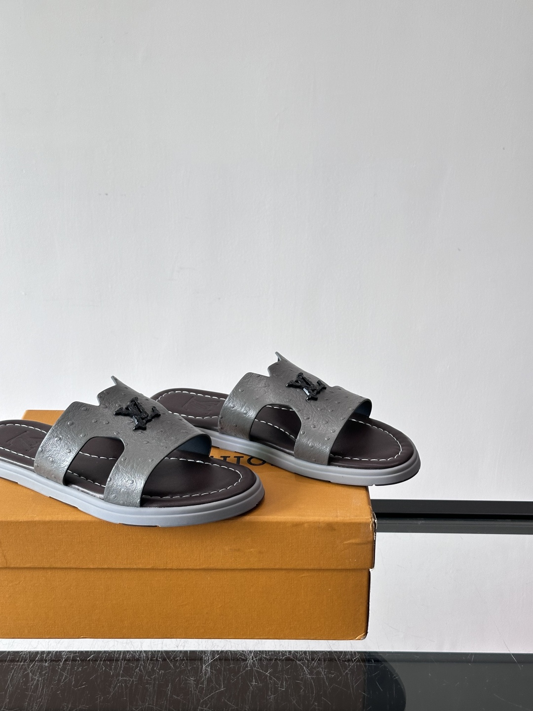 ​​✨LV Isola系列凉拖鞋，采用Monogram压花皮革，搭配橡胶鞋底，简约又有辨识度。鞋面“LV