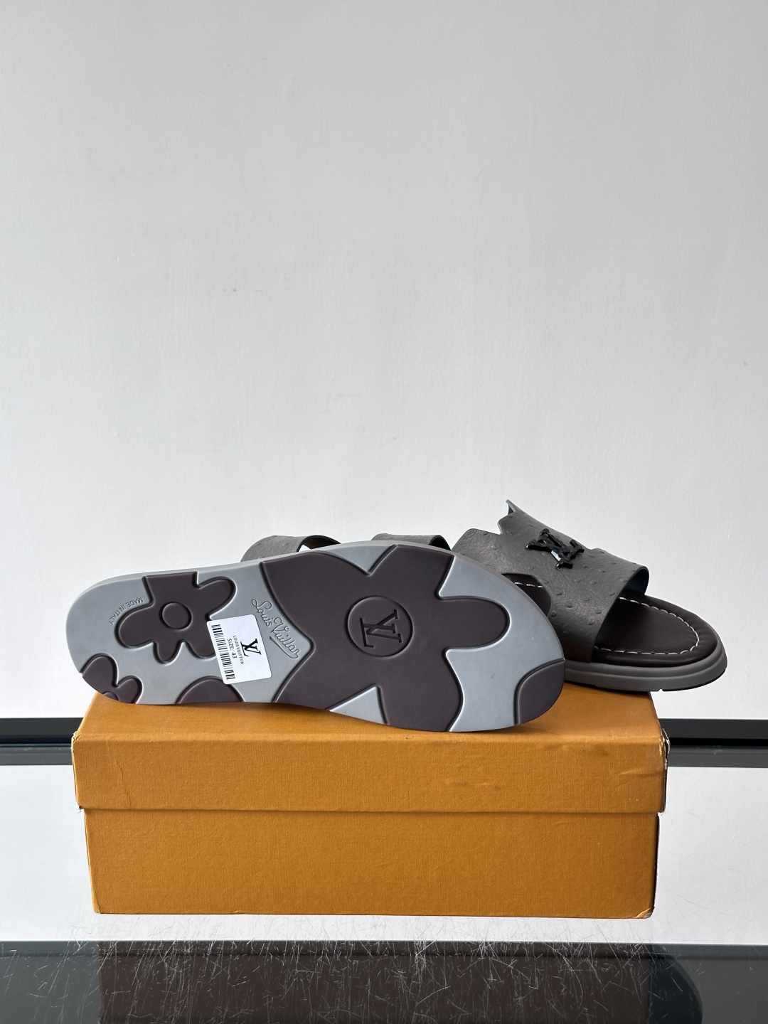 ​​✨LV Isola系列凉拖鞋，采用Monogram压花皮革，搭配橡胶鞋底，简约又有辨识度。鞋面“LV