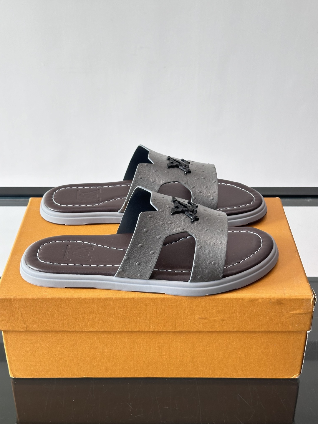 ​​✨LV Isola系列凉拖鞋，采用Monogram压花皮革，搭配橡胶鞋底，简约又有辨识度。鞋面“LV