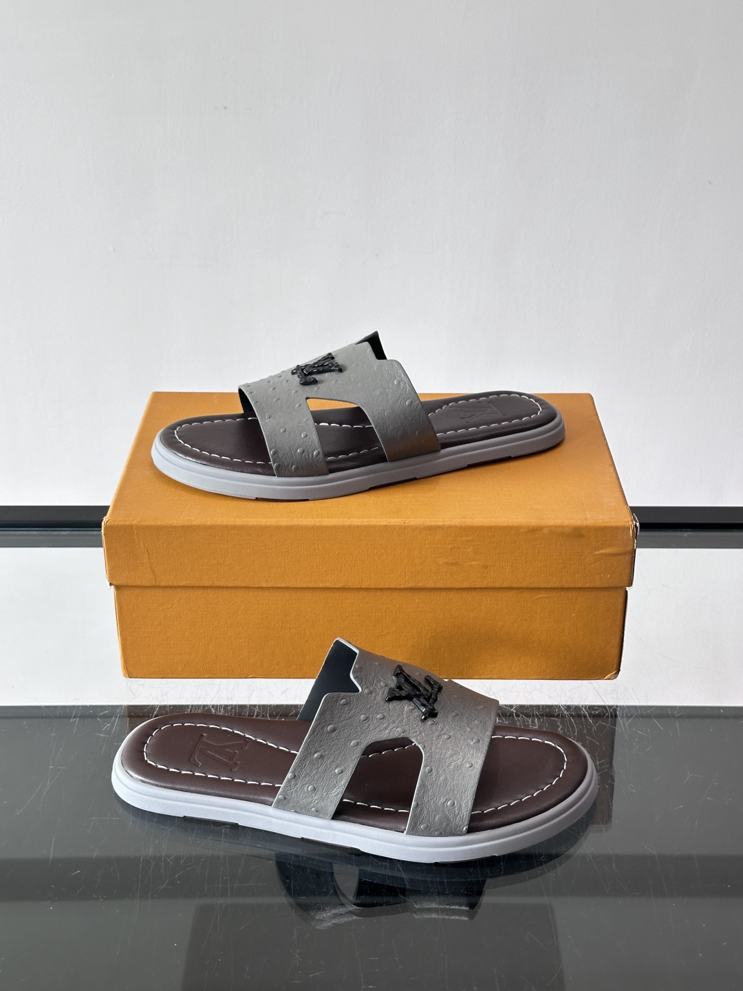 ​​✨LV Isola系列凉拖鞋，采用Monogram压花皮革，搭配橡胶鞋底，简约又有辨识度。鞋面“LV