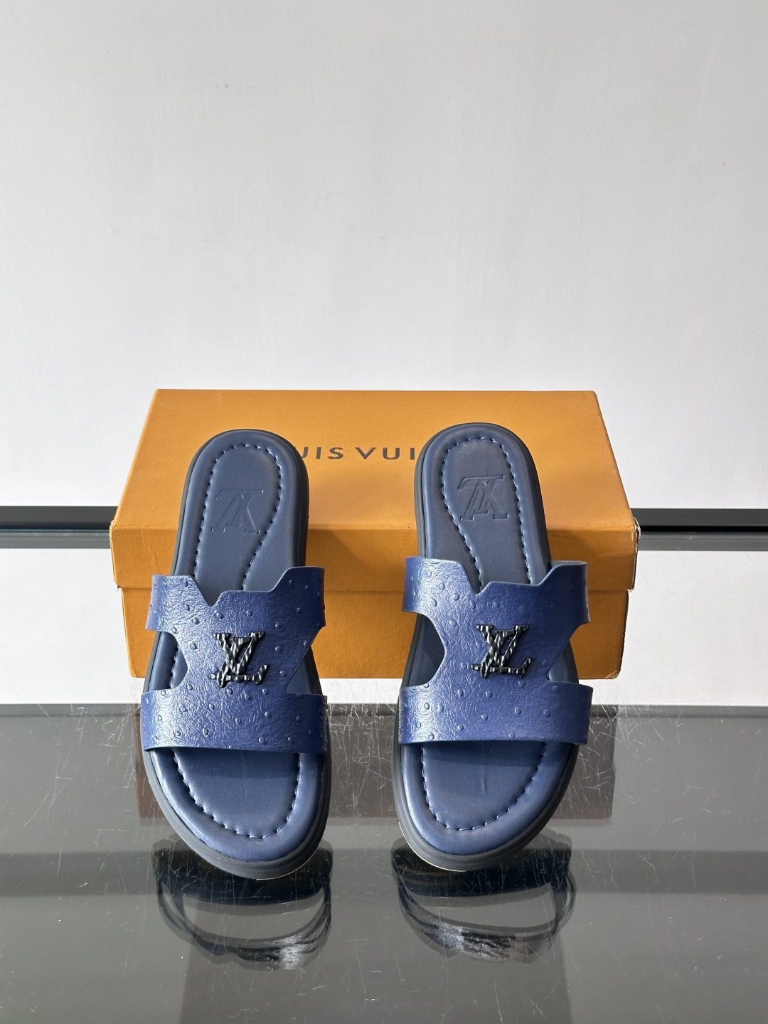 ​​✨LV Isola系列凉拖鞋，采用Monogram压花皮革，搭配橡胶鞋底，简约又有辨识度。鞋面“LV