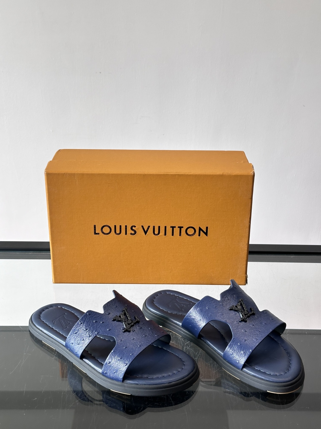 ​​✨LV Isola系列凉拖鞋，采用Monogram压花皮革，搭配橡胶鞋底，简约又有辨识度。鞋面“LV