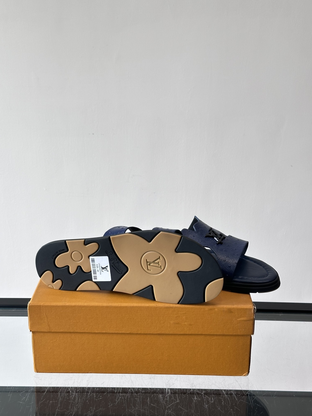 ​​✨LV Isola系列凉拖鞋，采用Monogram压花皮革，搭配橡胶鞋底，简约又有辨识度。鞋面“LV