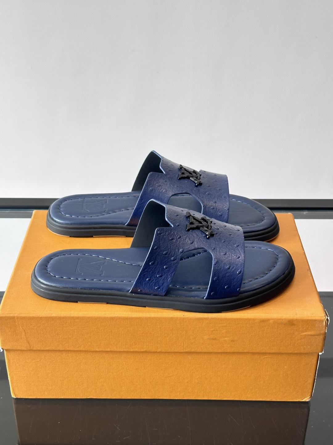 ​​✨LV Isola系列凉拖鞋，采用Monogram压花皮革，搭配橡胶鞋底，简约又有辨识度。鞋面“LV