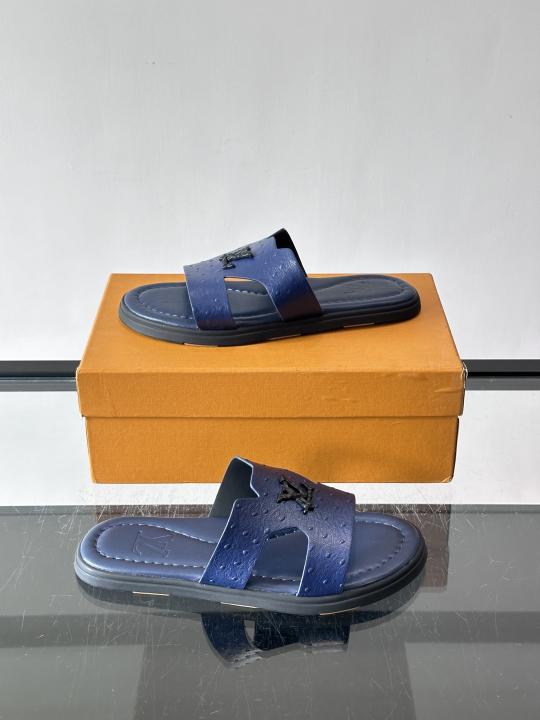 ​​✨LV Isola系列凉拖鞋，采用Monogram压花皮革，搭配橡胶鞋底，简约又有辨识度。鞋面“LV