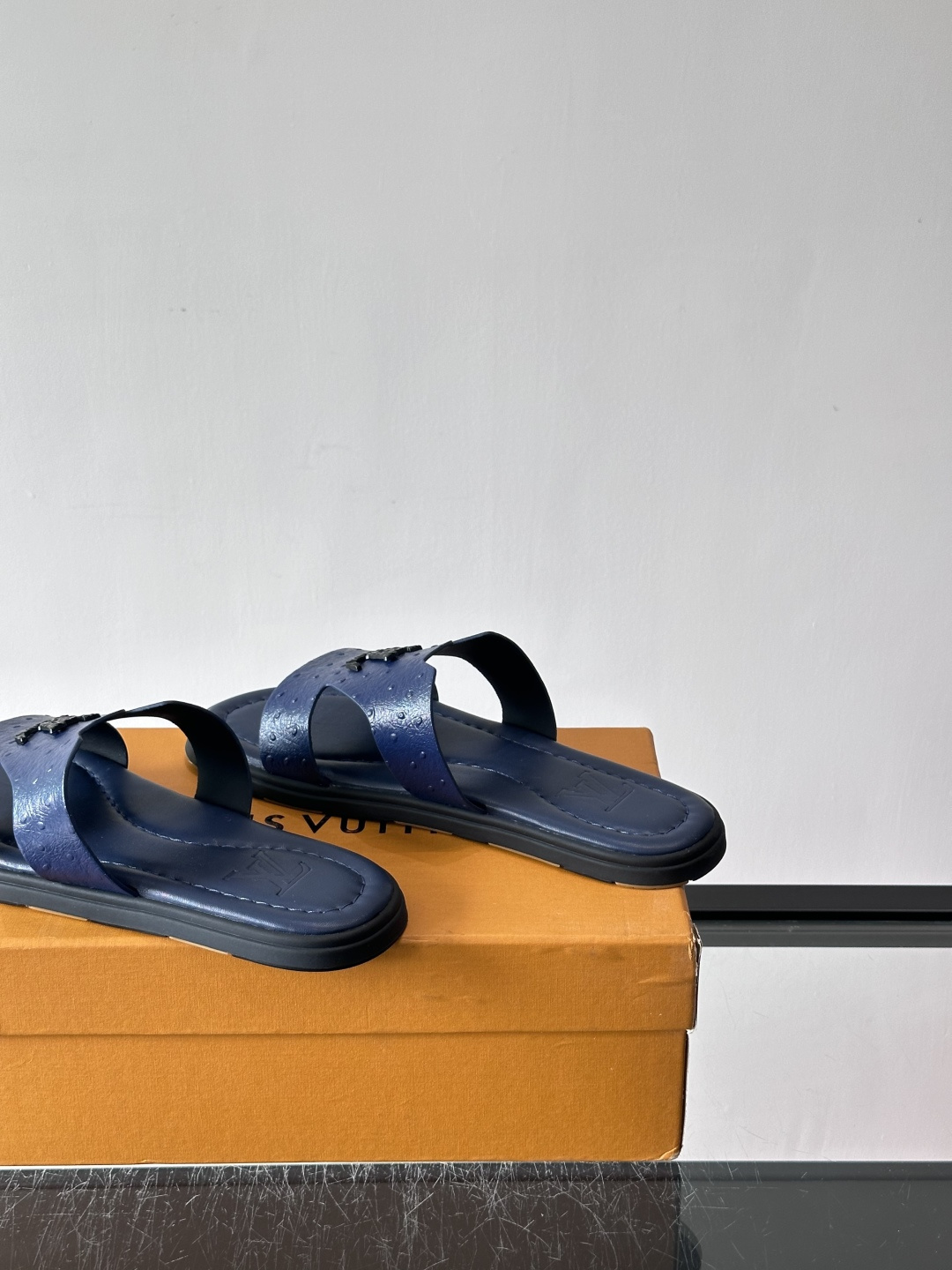 ​​✨LV Isola系列凉拖鞋，采用Monogram压花皮革，搭配橡胶鞋底，简约又有辨识度。鞋面“LV