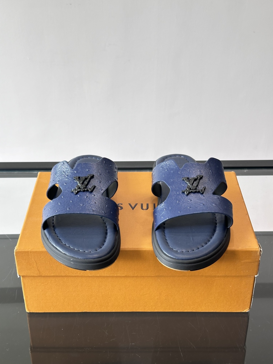 ​​✨LV Isola系列凉拖鞋，采用Monogram压花皮革，搭配橡胶鞋底，简约又有辨识度。鞋面“LV