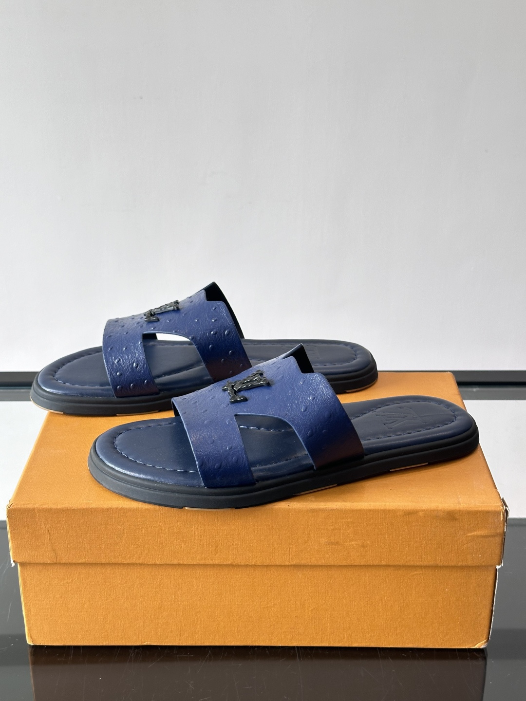 ​​✨LV Isola系列凉拖鞋，采用Monogram压花皮革，搭配橡胶鞋底，简约又有辨识度。鞋面“LV