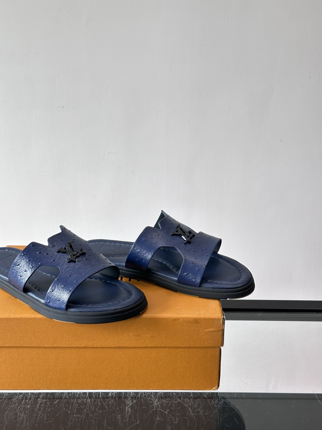 ​​✨LV Isola系列凉拖鞋，采用Monogram压花皮革，搭配橡胶鞋底，简约又有辨识度。鞋面“LV