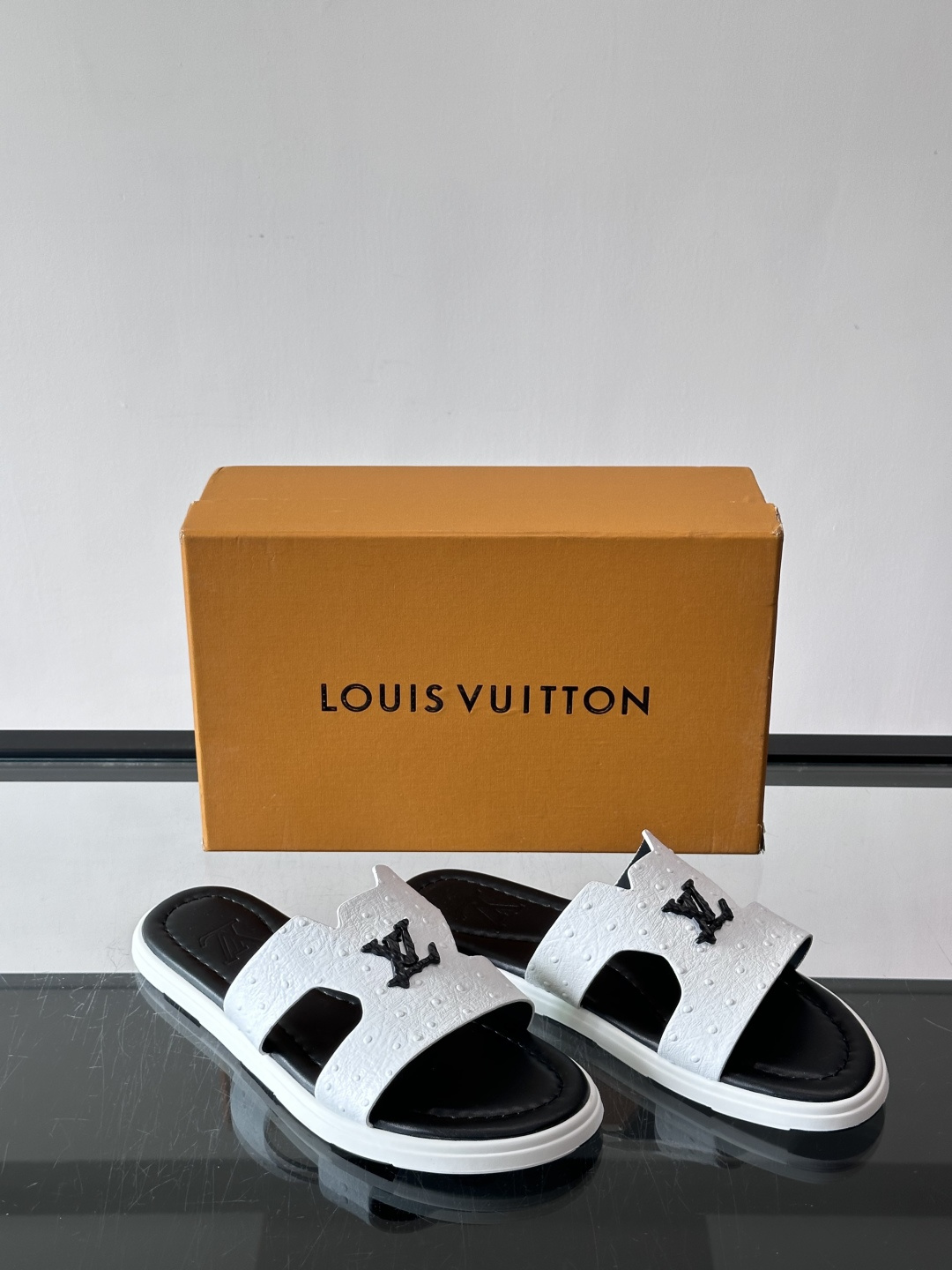 ​​✨LV Isola系列凉拖鞋，采用Monogram压花皮革，搭配橡胶鞋底，简约又有辨识度。鞋面“LV