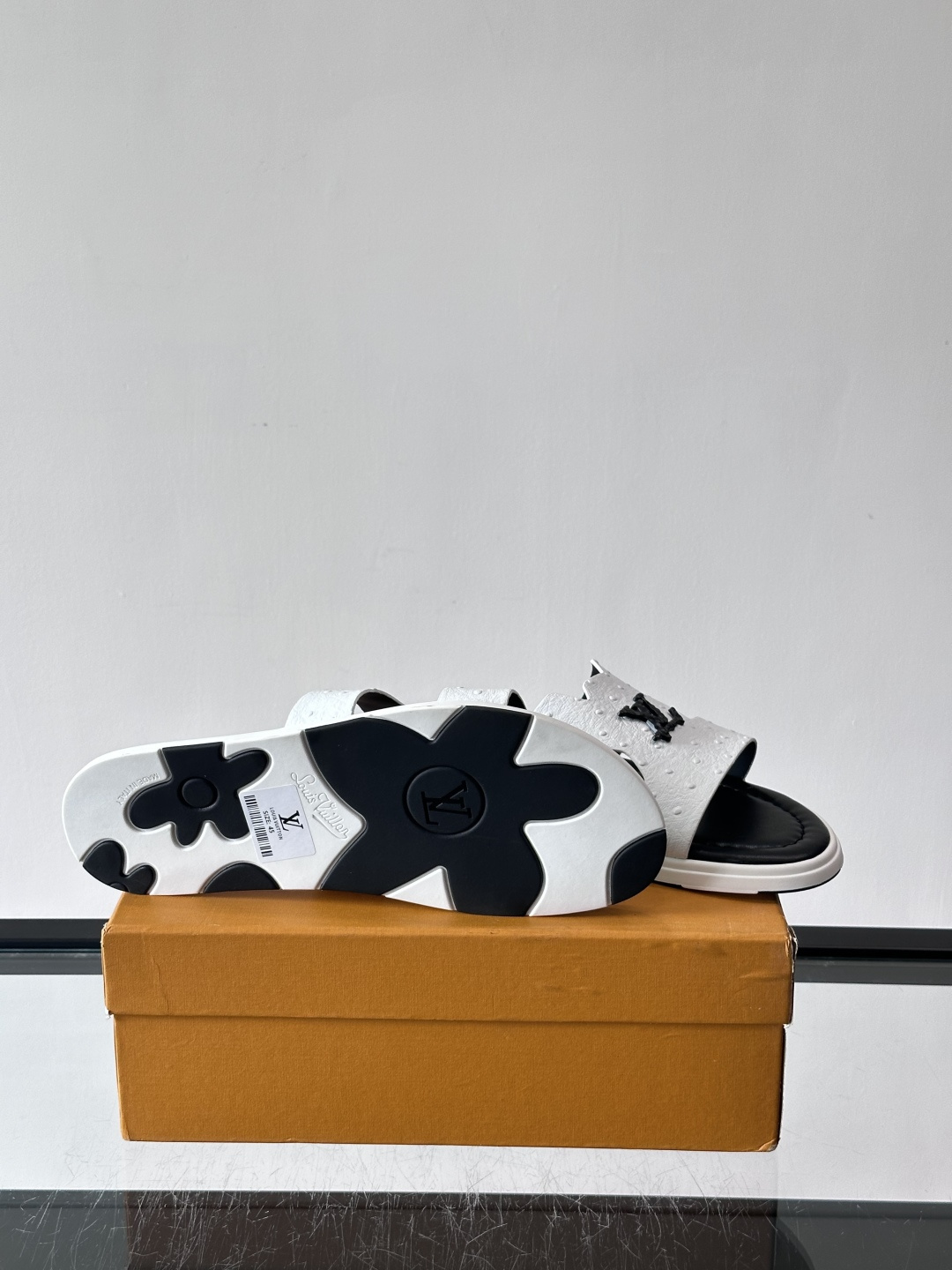 ​​✨LV Isola系列凉拖鞋，采用Monogram压花皮革，搭配橡胶鞋底，简约又有辨识度。鞋面“LV