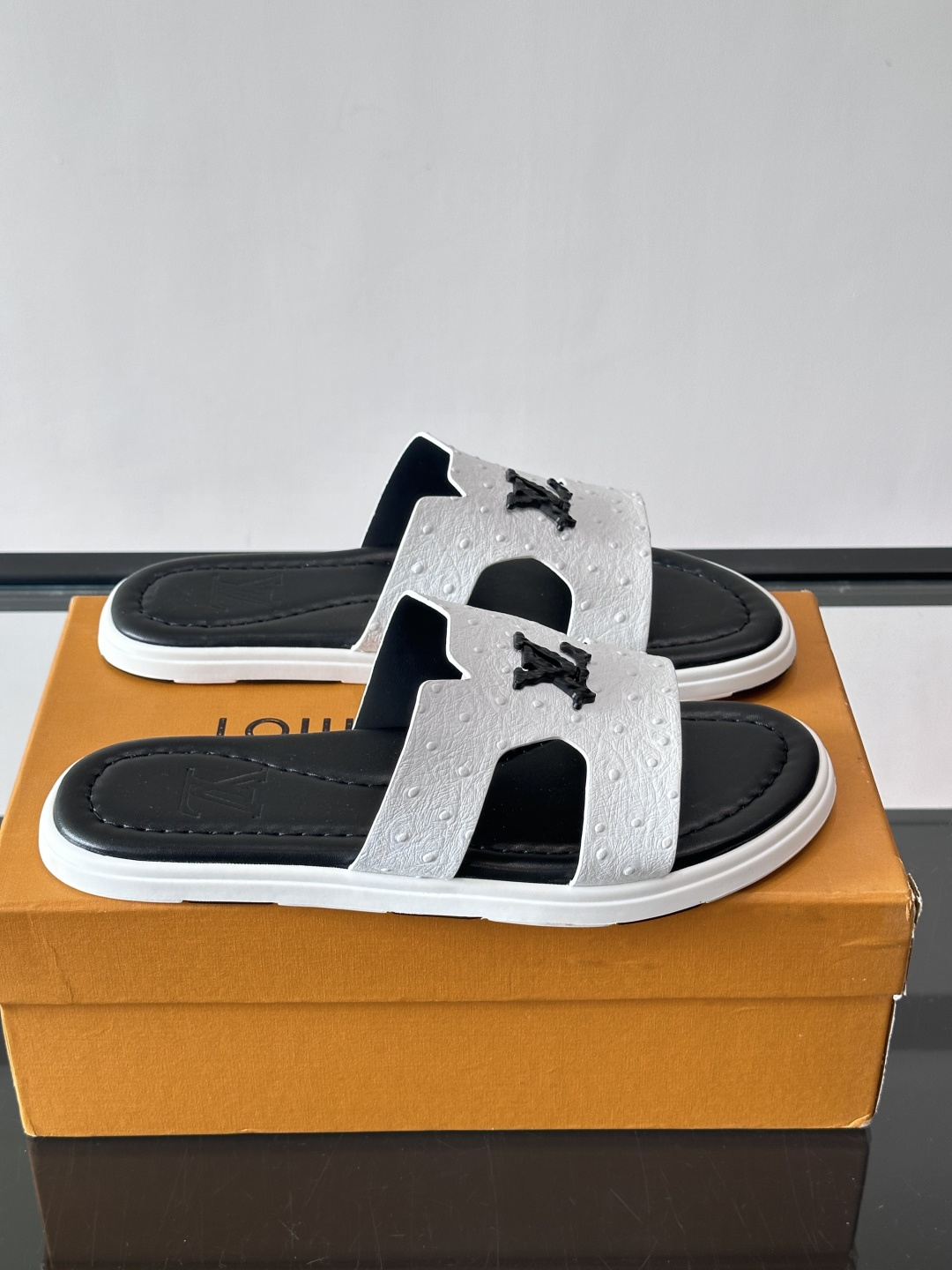 ​​✨LV Isola系列凉拖鞋，采用Monogram压花皮革，搭配橡胶鞋底，简约又有辨识度。鞋面“LV