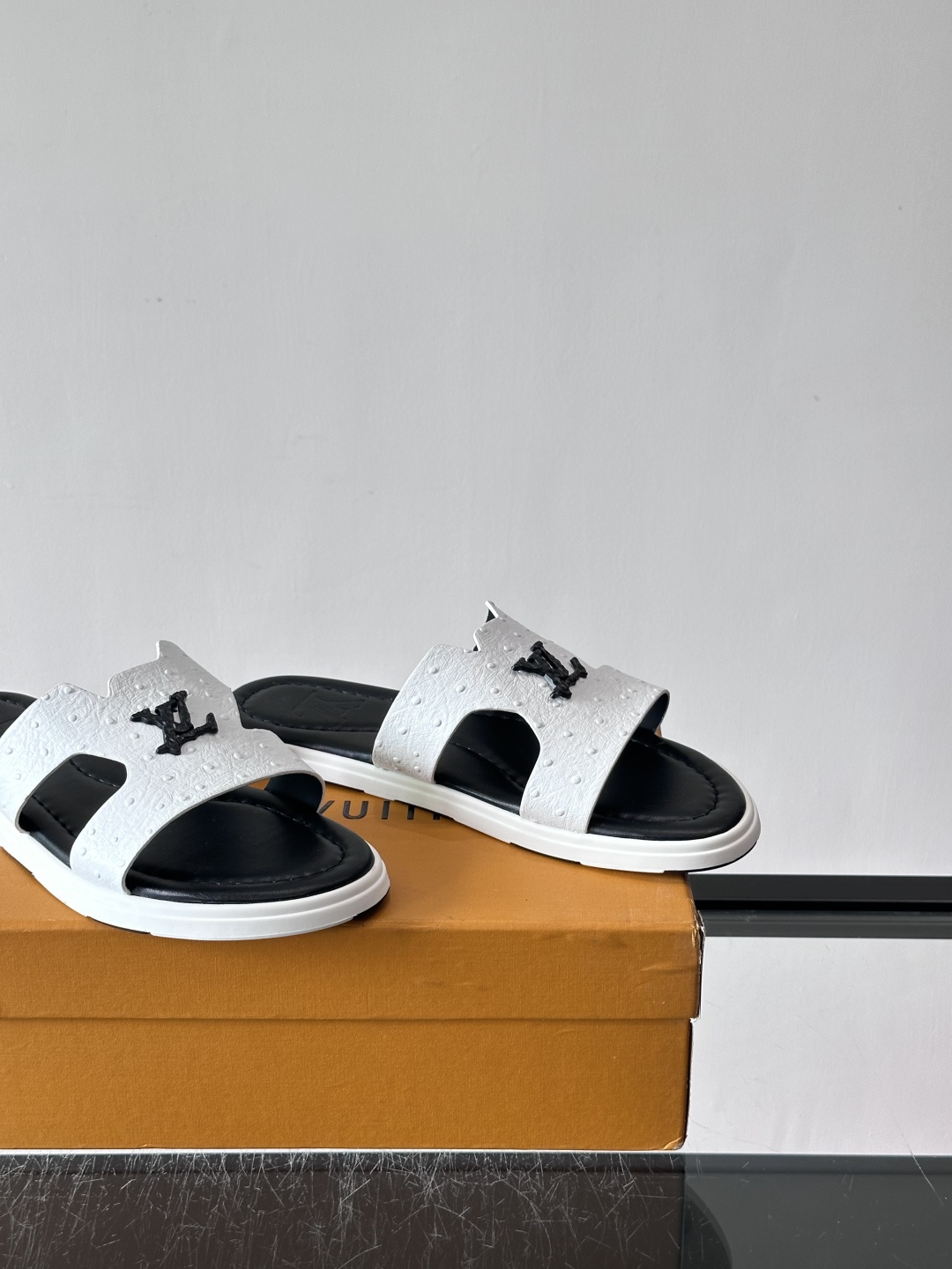 ​​✨LV Isola系列凉拖鞋，采用Monogram压花皮革，搭配橡胶鞋底，简约又有辨识度。鞋面“LV