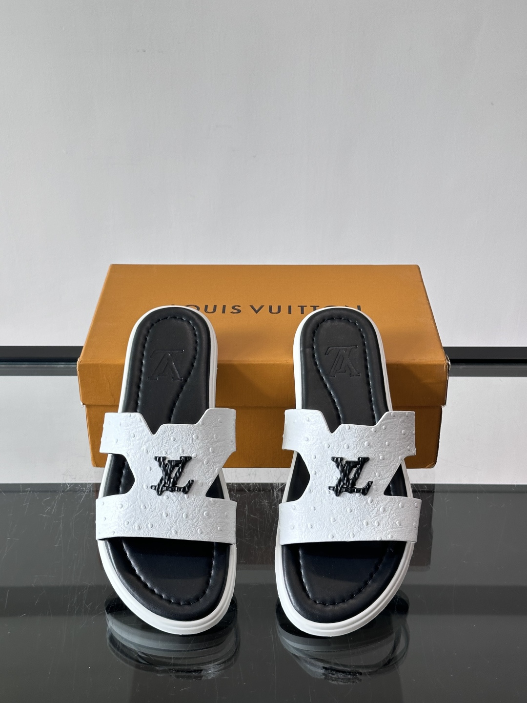 ​​✨LV Isola系列凉拖鞋，采用Monogram压花皮革，搭配橡胶鞋底，简约又有辨识度。鞋面“LV