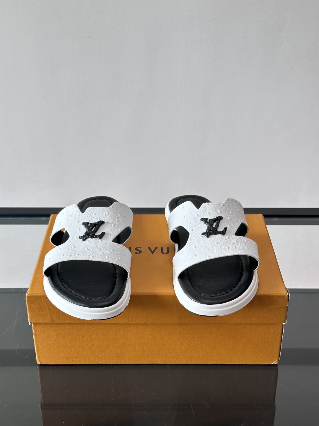 ​​✨LV Isola系列凉拖鞋，采用Monogram压花皮革，搭配橡胶鞋底，简约又有辨识度。鞋面“LV