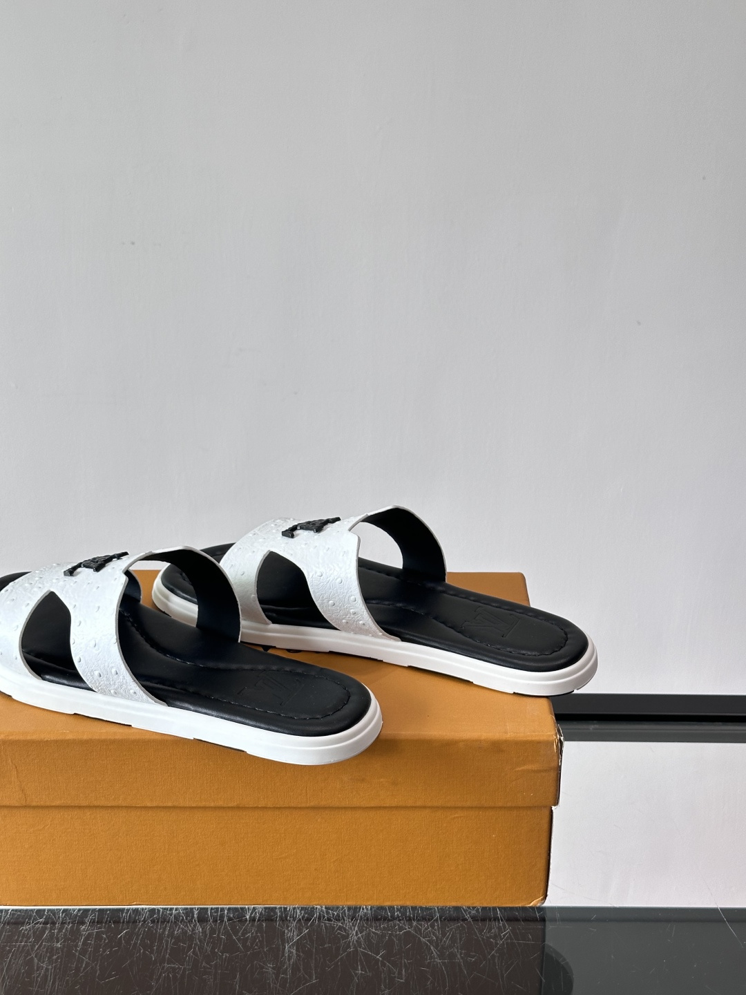 ​​✨LV Isola系列凉拖鞋，采用Monogram压花皮革，搭配橡胶鞋底，简约又有辨识度。鞋面“LV