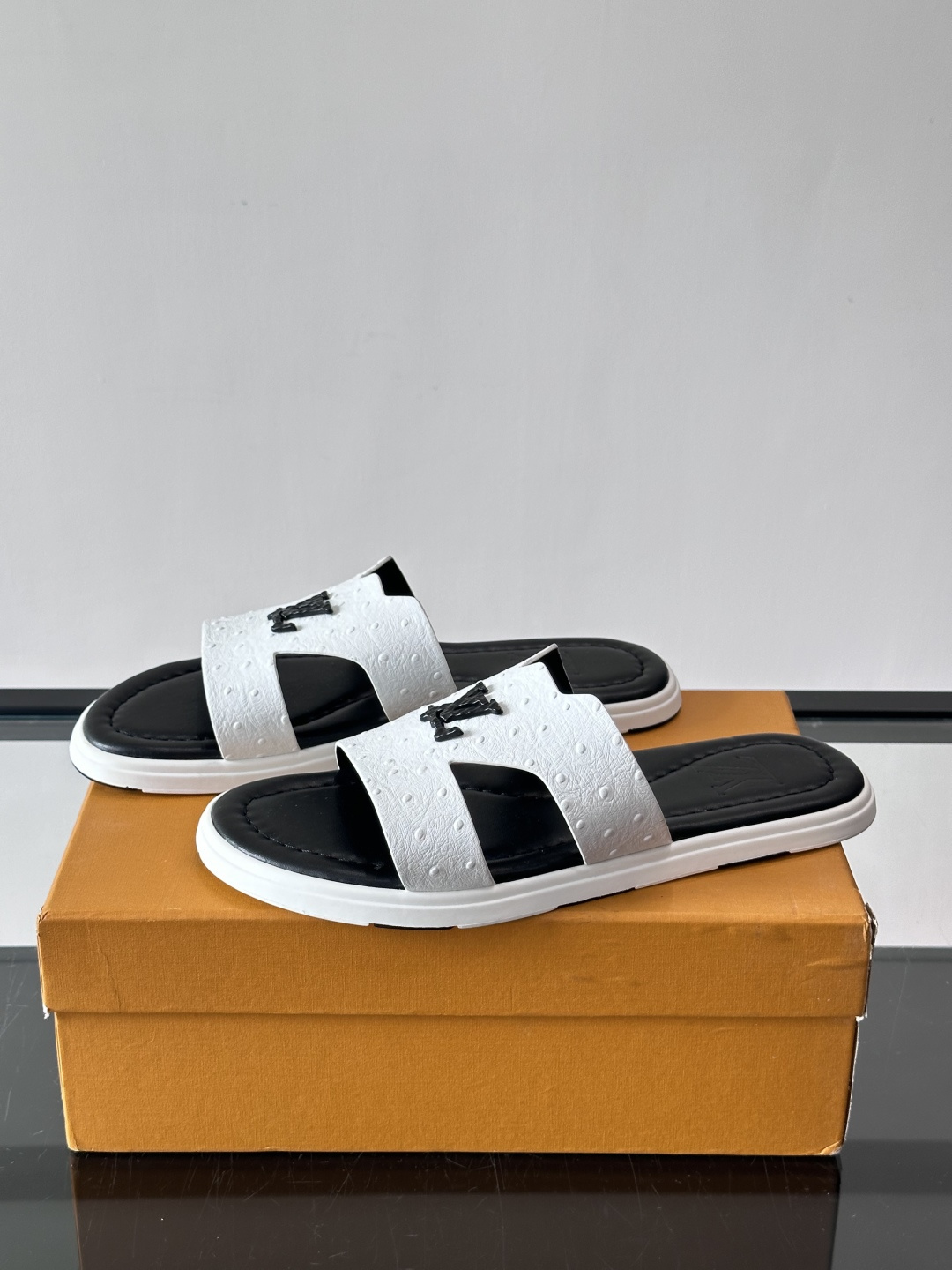 ​​✨LV Isola系列凉拖鞋，采用Monogram压花皮革，搭配橡胶鞋底，简约又有辨识度。鞋面“LV