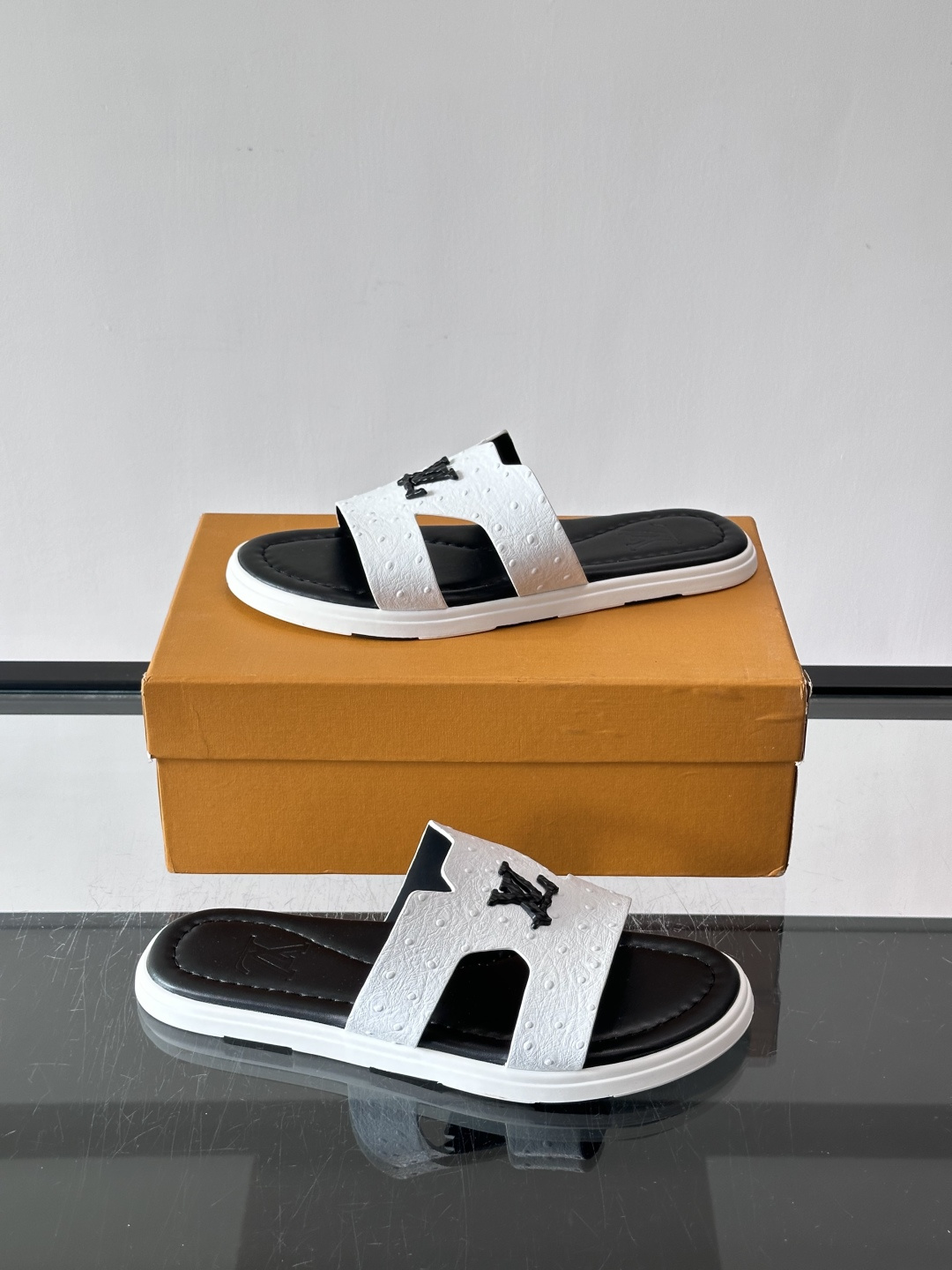 ​​✨LV Isola系列凉拖鞋，采用Monogram压花皮革，搭配橡胶鞋底，简约又有辨识度。鞋面“LV