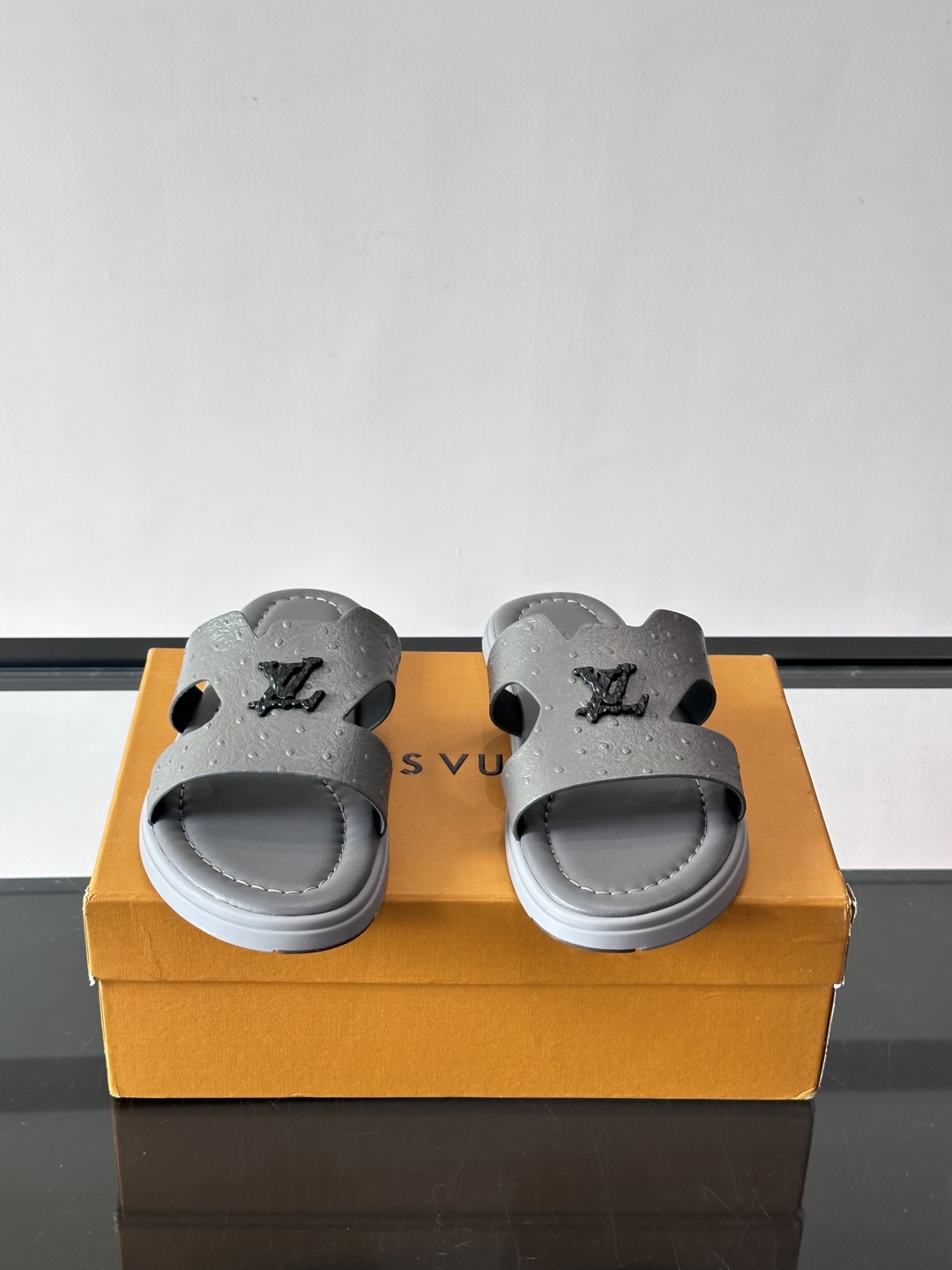 ​​✨LV Isola系列凉拖鞋，采用Monogram压花皮革，搭配橡胶鞋底，简约又有辨识度。鞋面“LV