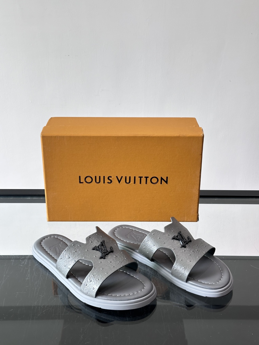 ​​✨LV Isola系列凉拖鞋，采用Monogram压花皮革，搭配橡胶鞋底，简约又有辨识度。鞋面“LV