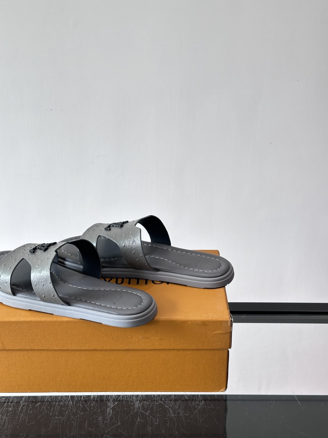 ​​✨LV Isola系列凉拖鞋，采用Monogram压花皮革，搭配橡胶鞋底，简约又有辨识度。鞋面“LV