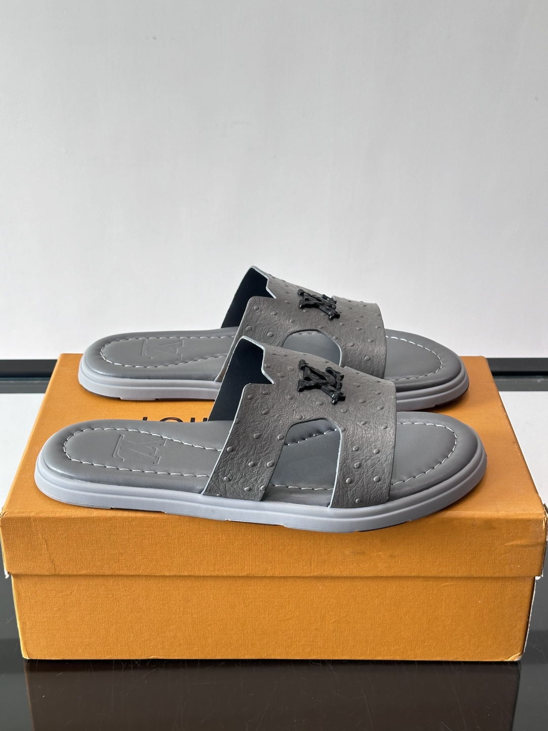 ​​✨LV Isola系列凉拖鞋，采用Monogram压花皮革，搭配橡胶鞋底，简约又有辨识度。鞋面“LV