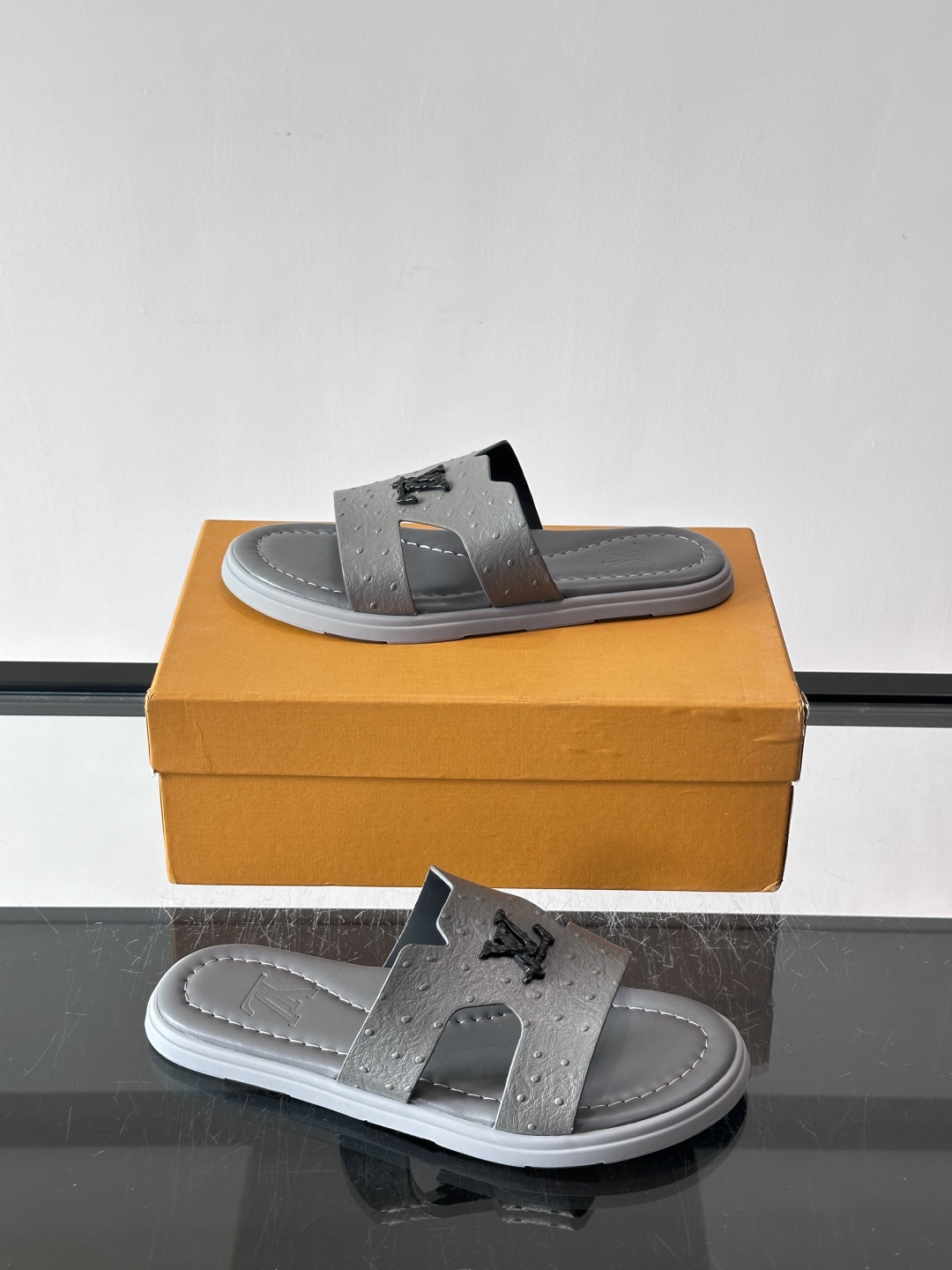 ​​✨LV Isola系列凉拖鞋，采用Monogram压花皮革，搭配橡胶鞋底，简约又有辨识度。鞋面“LV