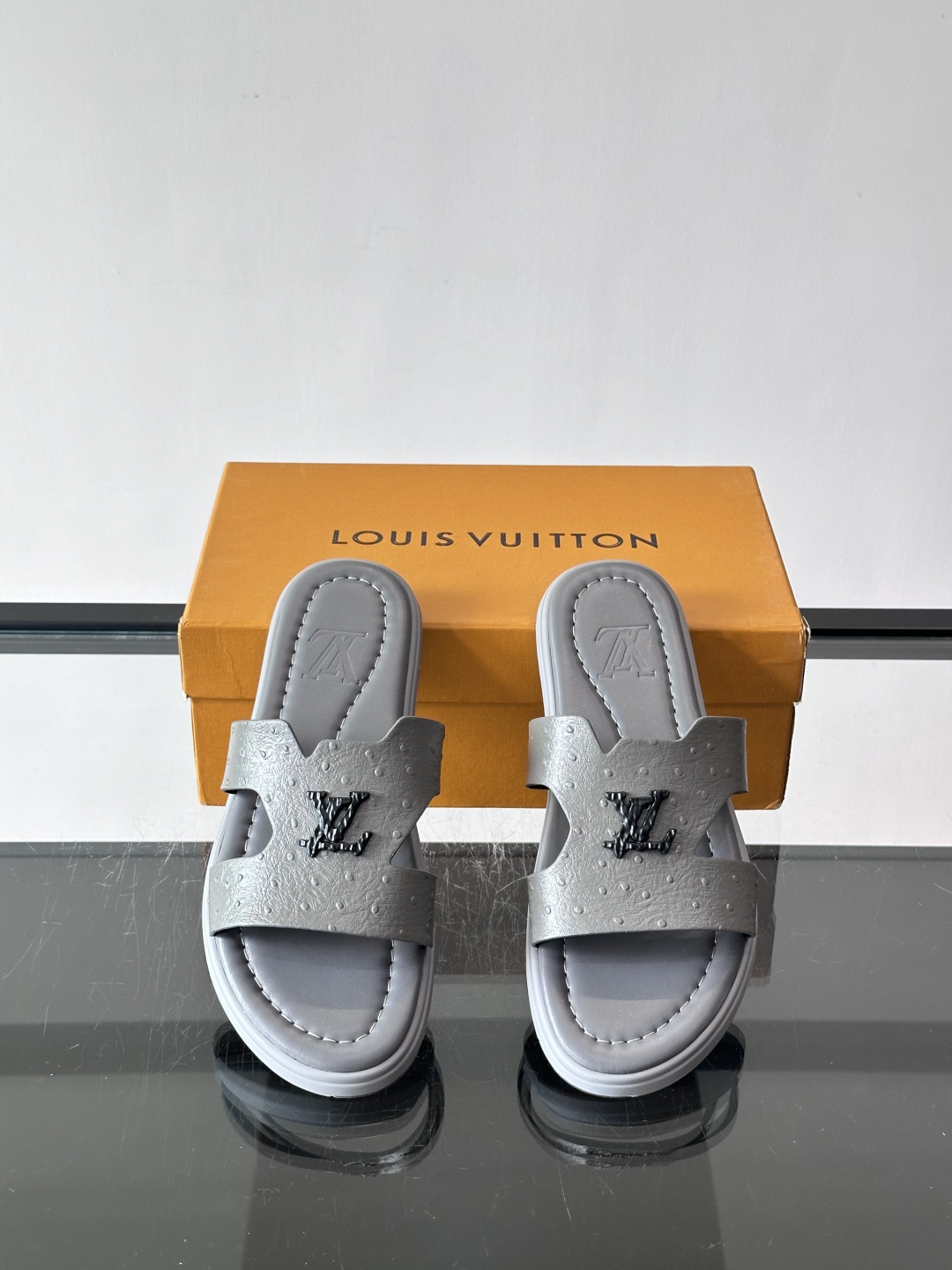 ​​✨LV Isola系列凉拖鞋，采用Monogram压花皮革，搭配橡胶鞋底，简约又有辨识度。鞋面“LV