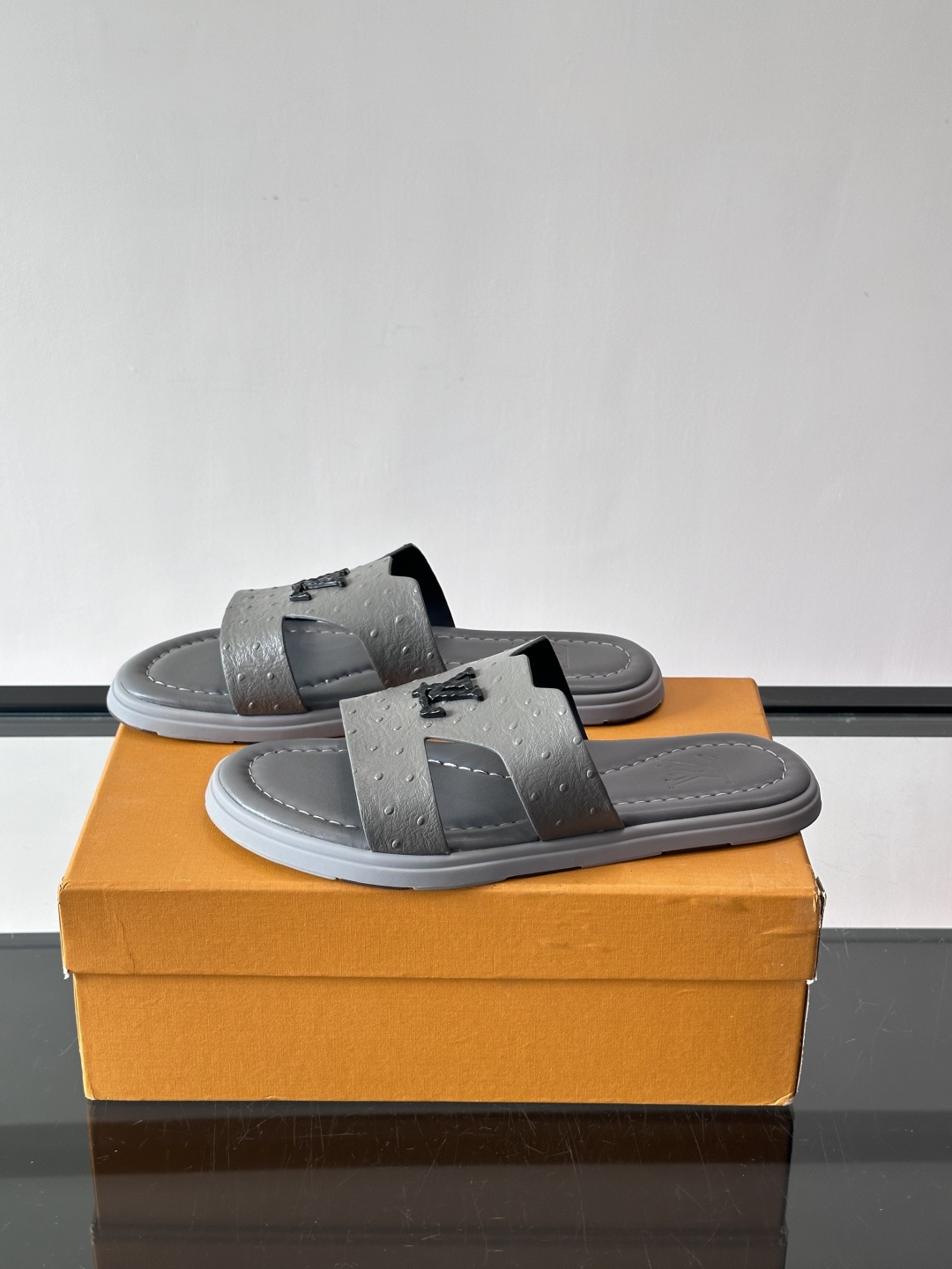 ​​✨LV Isola系列凉拖鞋，采用Monogram压花皮革，搭配橡胶鞋底，简约又有辨识度。鞋面“LV