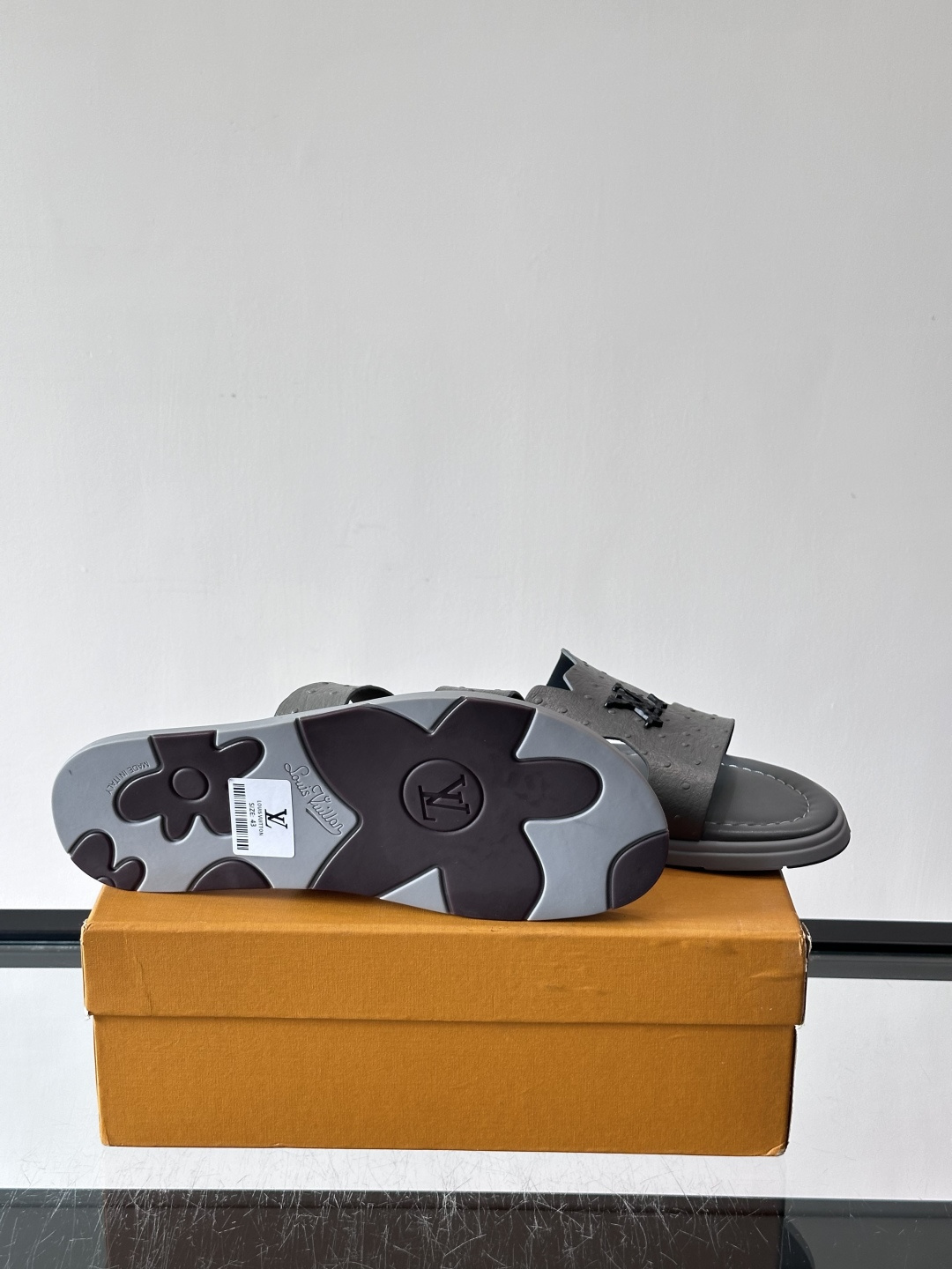 ​​✨LV Isola系列凉拖鞋，采用Monogram压花皮革，搭配橡胶鞋底，简约又有辨识度。鞋面“LV