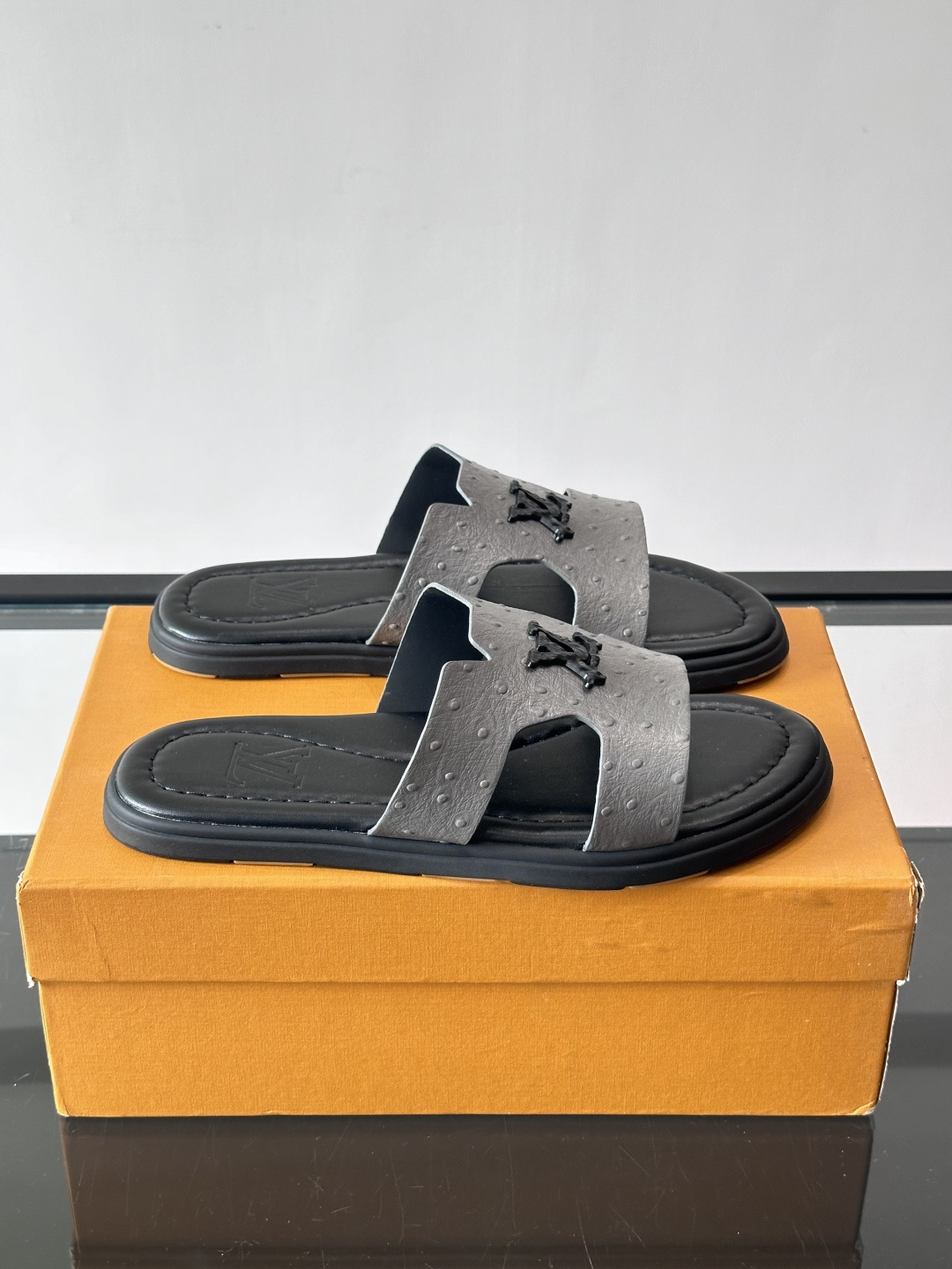 ​​✨LV Isola系列凉拖鞋，采用Monogram压花皮革，搭配橡胶鞋底，简约又有辨识度。鞋面“LV