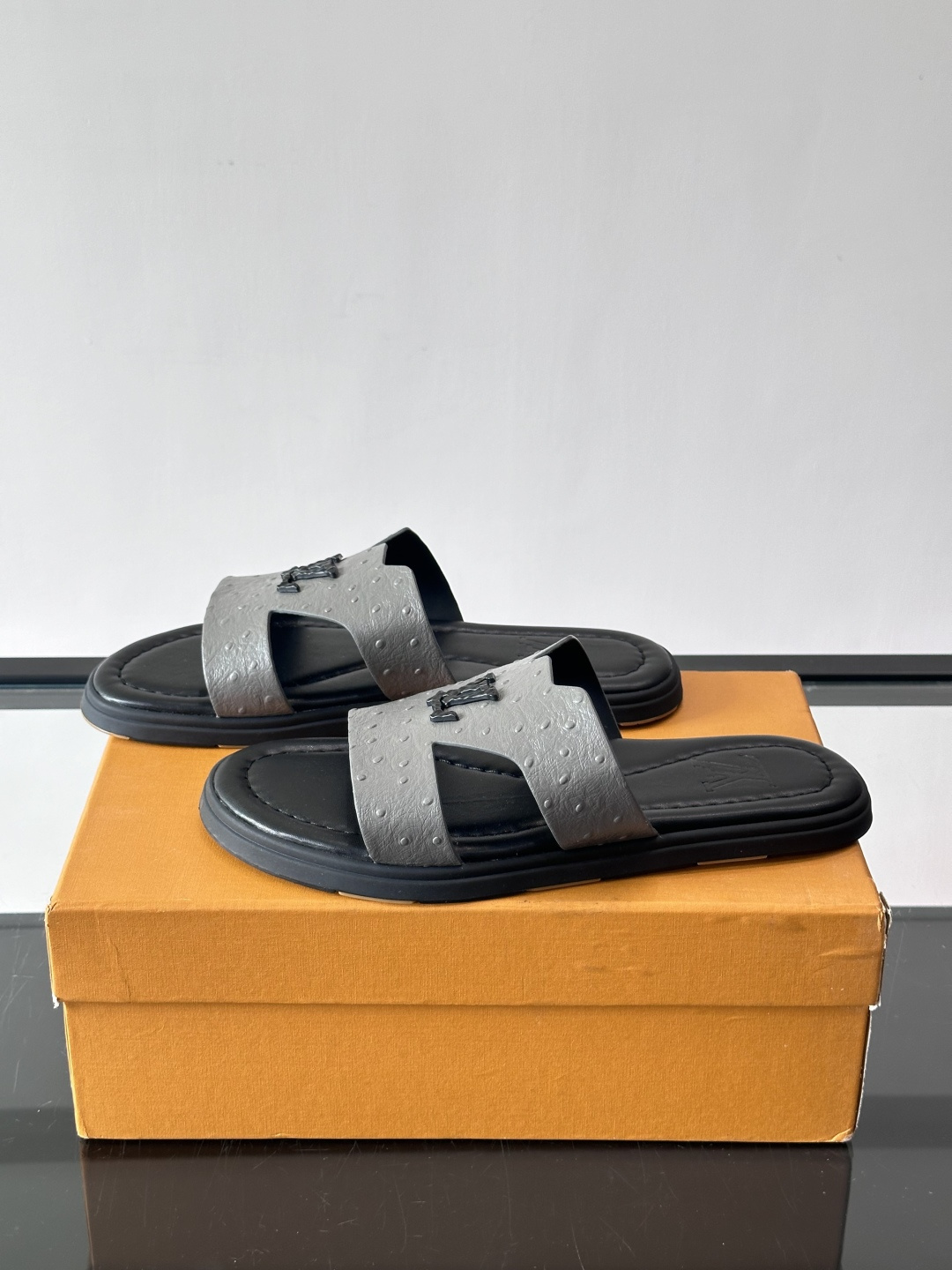 ​​✨LV Isola系列凉拖鞋，采用Monogram压花皮革，搭配橡胶鞋底，简约又有辨识度。鞋面“LV