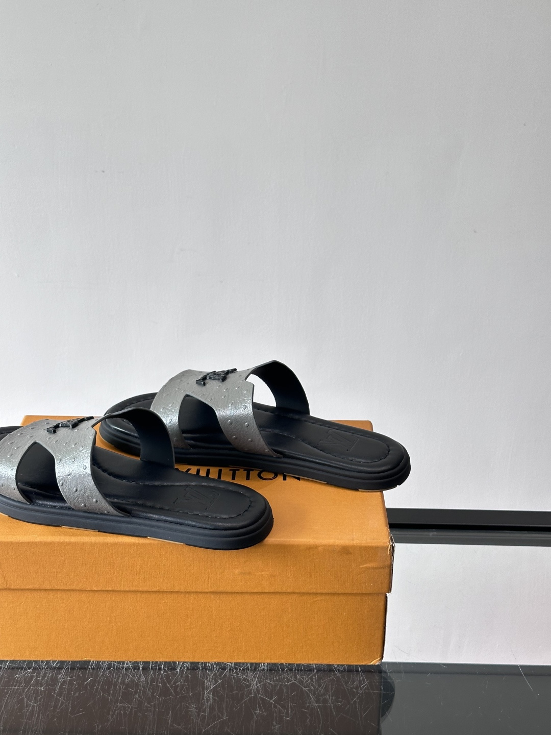 ​​✨LV Isola系列凉拖鞋，采用Monogram压花皮革，搭配橡胶鞋底，简约又有辨识度。鞋面“LV